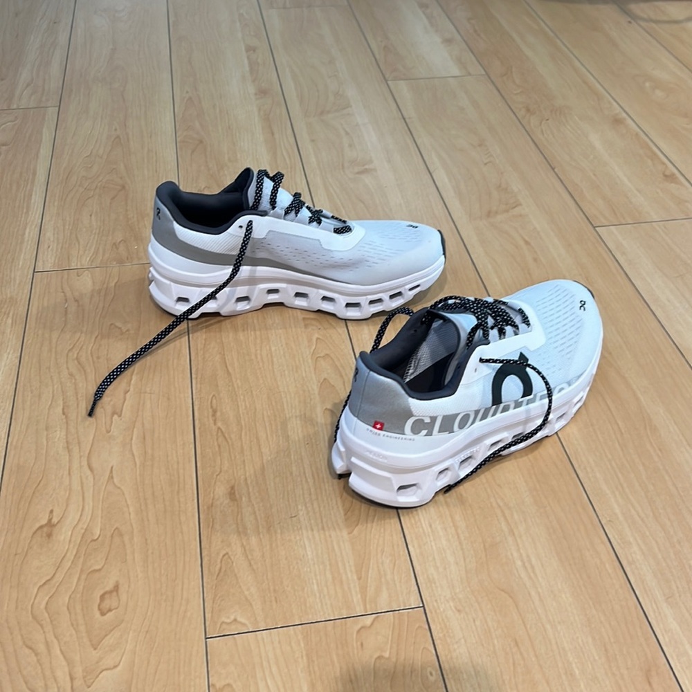 never worn: on running sneakers